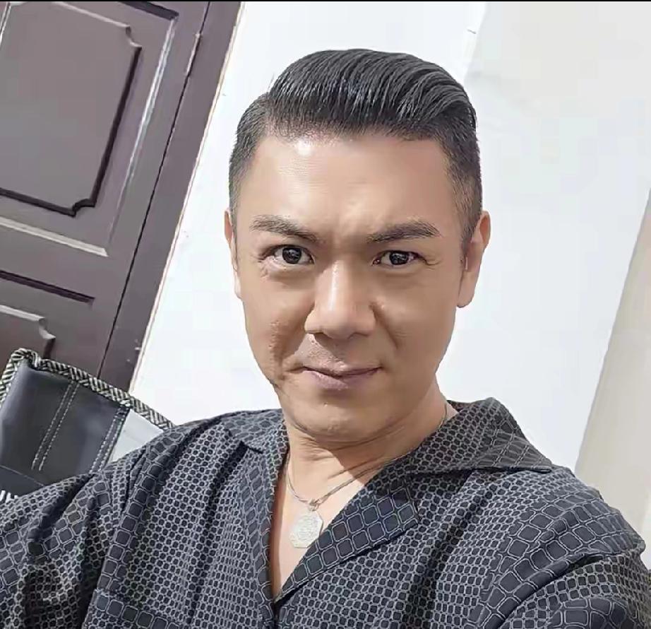 医生断言只剩一年！55岁TVB恶人彭皓锋抗癌成功带病复出5