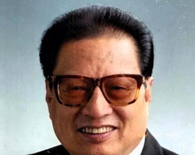 1990年，中央政治局常委乔石来到贵州视察工作，人群中，他看到一位打扮朴素的乡镇