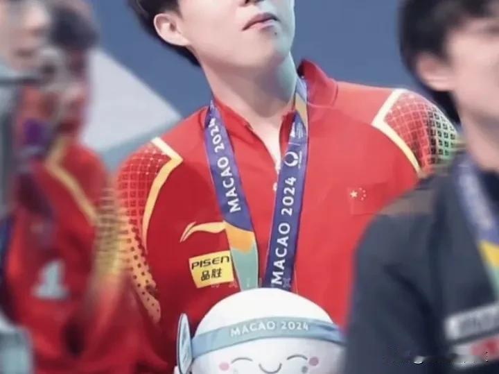 王楚钦又一次合照不看镜头，网友：大头又不看镜头。王楚钦这习惯真改不了了。今年