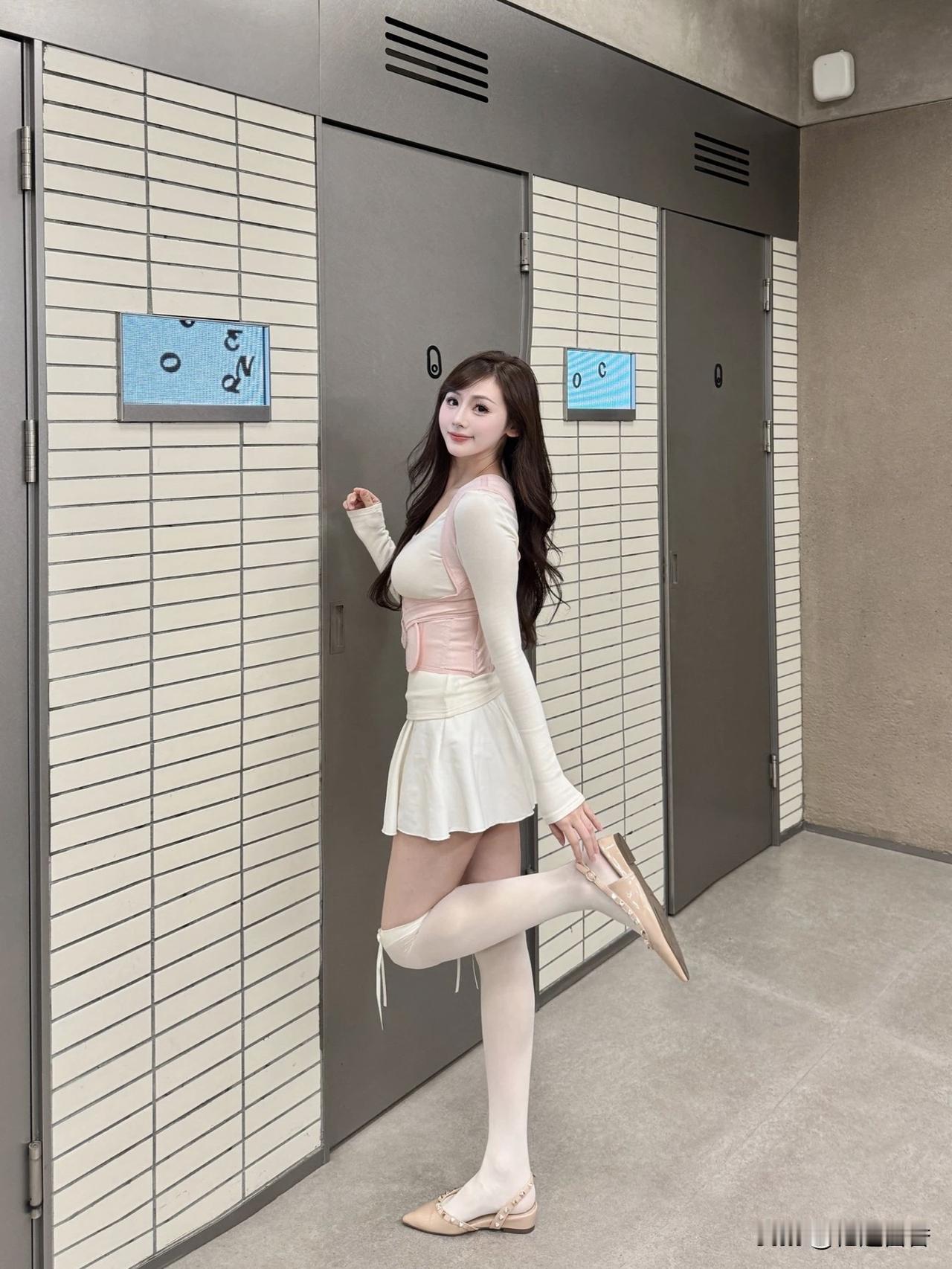 优雅芭蕾舞者，轻盈舞步，梦幻舞台！