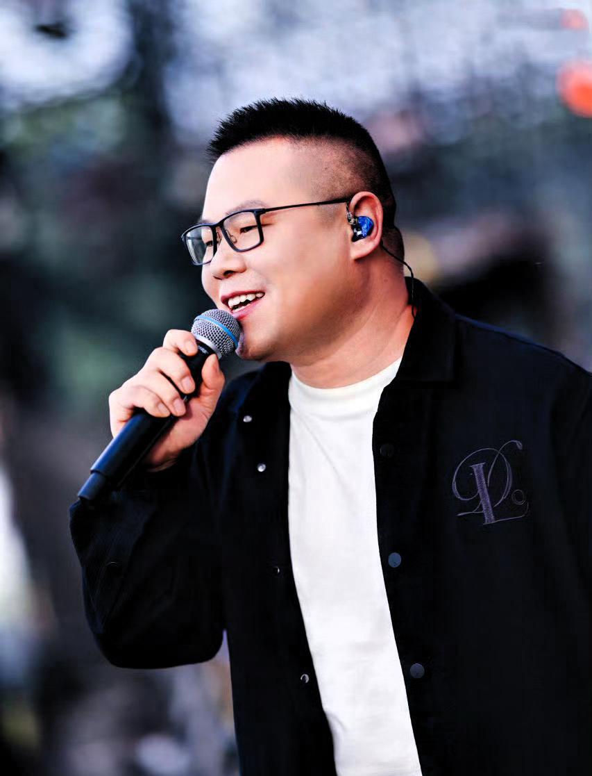 岳云鹏这回可真敢要价！演唱会票价直接飙得比刀郎还高，网友都惊了，直呼这价格也太膨