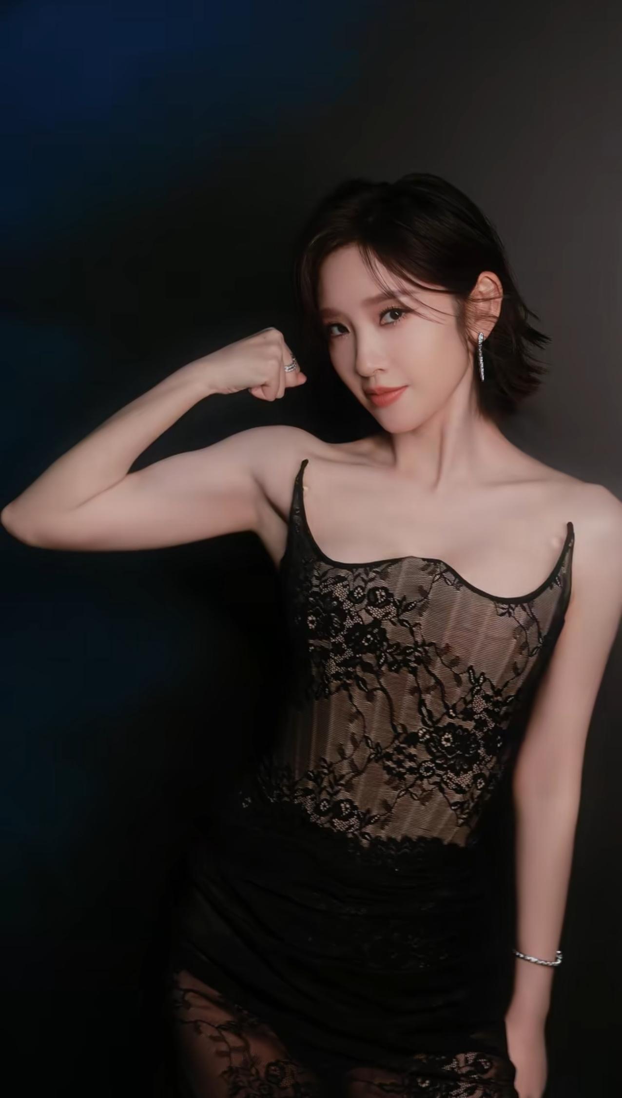 现在的女明星都开始健身了，唐艺昕和田曦薇的肌肉线条都不错，金晨太瘦了，即使有肌肉