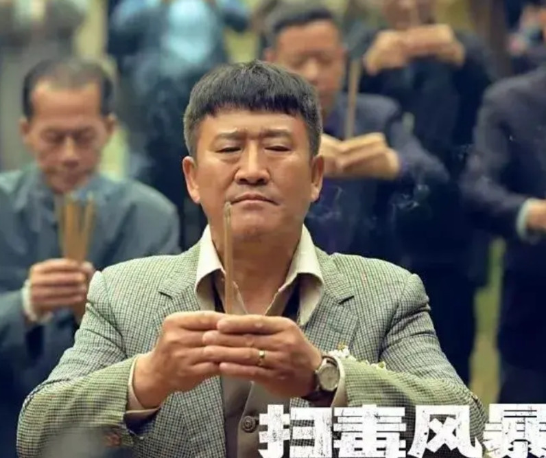 《扫毒风暴》，2大不合理情节:1:罗炳章，江湖人称龙哥，西港最大毒枭，手下小