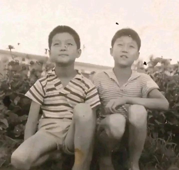 李亚鹏和哥哥同月同日生，曾经哥俩好。弟兄俩都是大高个，哥哥戴着墨镜挺霸气，青涩