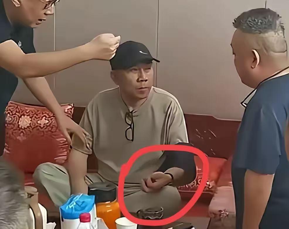 杨议一个动作再加一个表情，引发巨大热议！大丧之日，客人上门吊唁，本应该表情严肃，