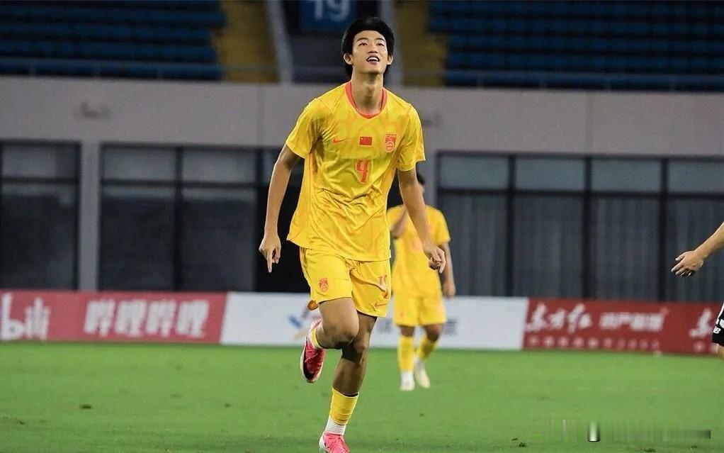 近日，赵松源的惊艳发挥令人瞩目。若非他拥有1米94的傲人身高，或许那些欧洲球