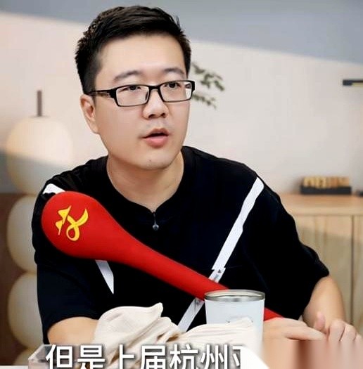 名古屋亚运会，七块乒乓球金牌摆在台面上。体育评论员莱维直接甩出一份预测：国乒五金兜底，但一提到王曼昱