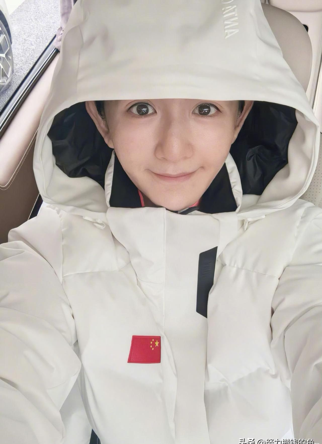 她素颜套着冬奥队服自拍，评论区炸了：“不会滑吧？”“毛坯生活精装朋友圈。”