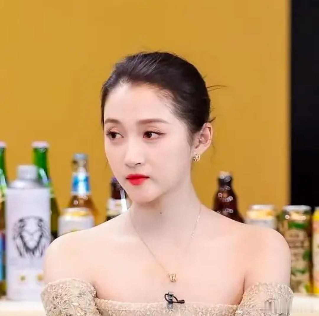 关晓彤自从和鹿晗分手之后都断崖式衰老了