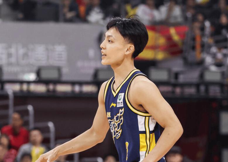 错怪郭士强了不选徐杰去国家队是对的！徐杰已经连续多场比赛拉胯，遇上廖三宁简直