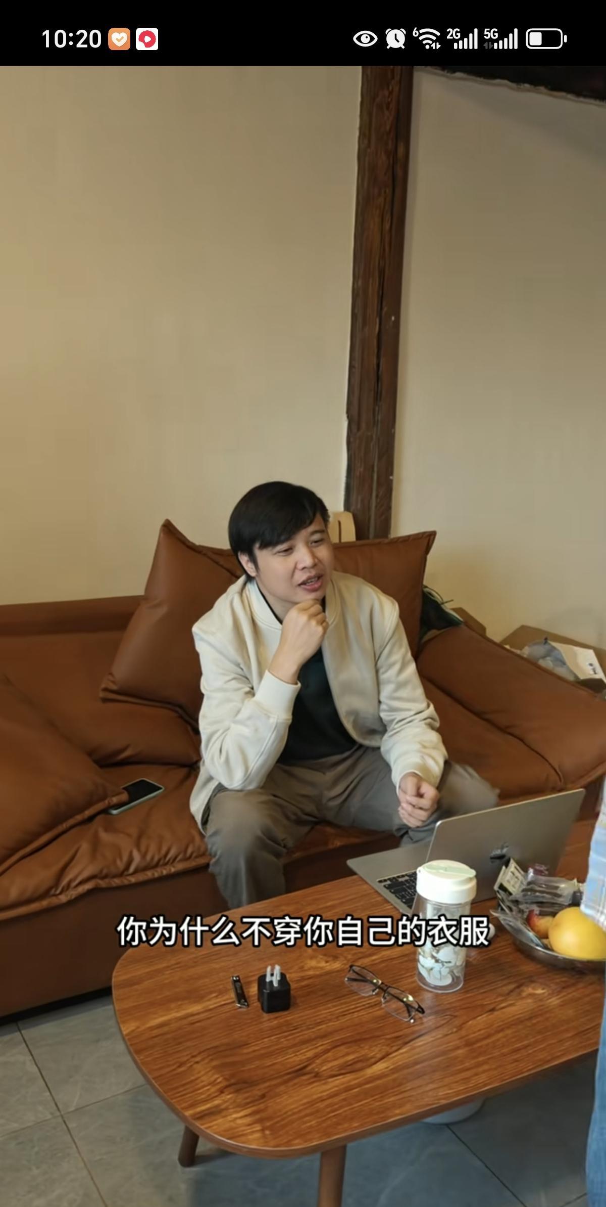 韦籁外甥女小蕊没衣服穿了，对着舅舅撒娇，让舅舅带她买衣服去[笑着哭]。李家村凉爽