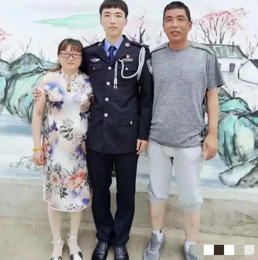江苏一女子，儿子因公牺牲，她伤心欲绝，每天以泪洗面，2022年一天，她在商场，突