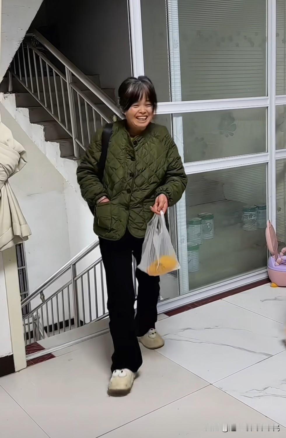 这位婆婆真的太好了婆婆自己开的理发店,常去理发的顾客给了一颗木瓜。