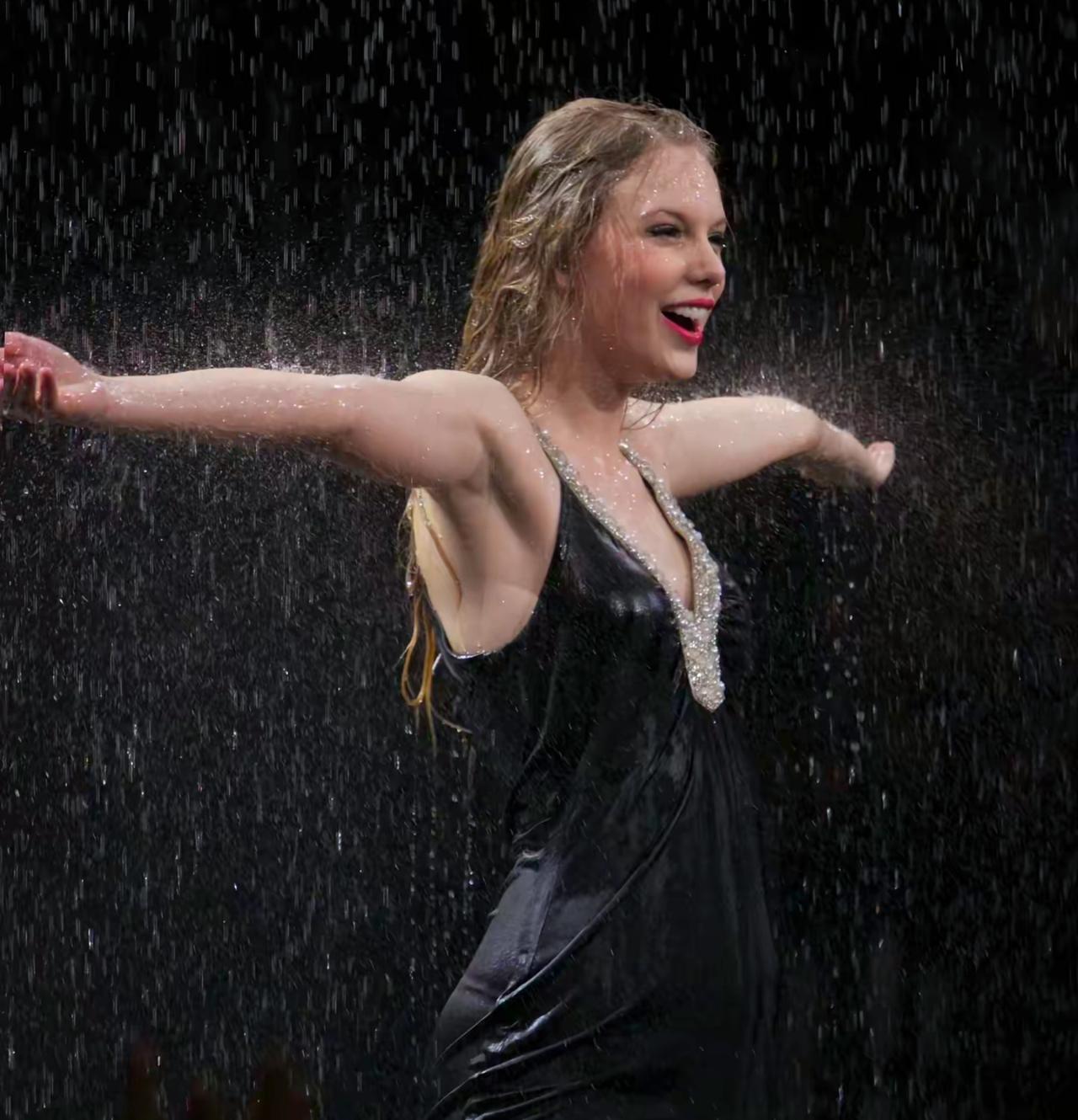 她撕掉的，不是14亿支票，是她巡演收入的五分之一。霉霉把巡演五分之一收入分给