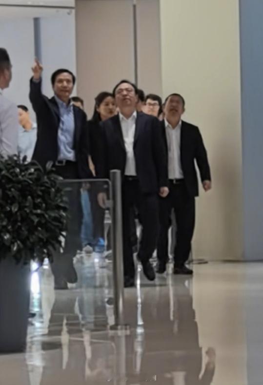 雷军带王传福参观小米工厂这消息让大家开始浮想联翩了。。。小米汽车有搭载比亚迪电