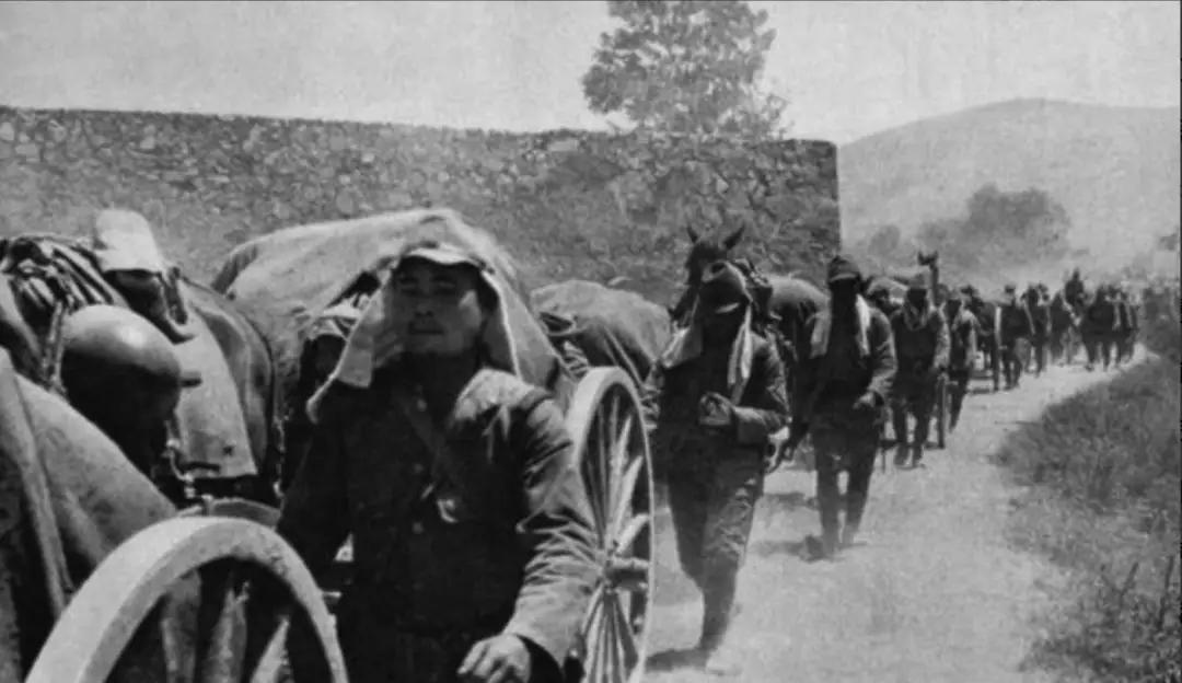 1937年，深夜急行军，杨成武突见一营竟在村中休息！战机稍纵即逝，他冲进村子怒问