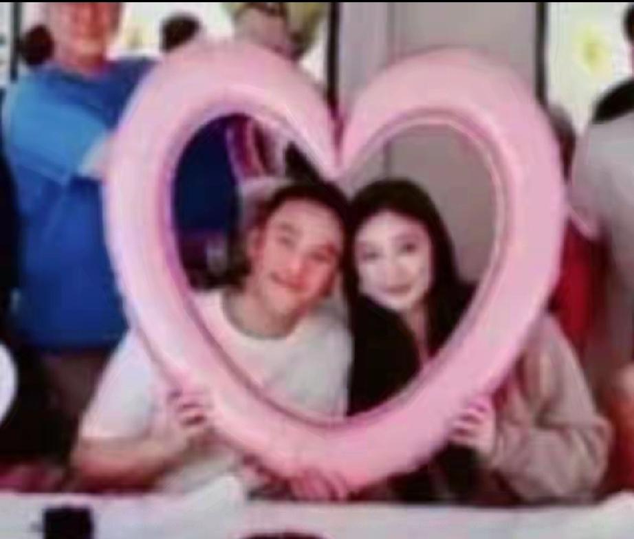 反差拉满！何猷启西班牙高调求婚名媛，前妻齐娇在上海独自逆袭养娃赌王三