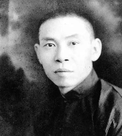 杜月笙替林桂生打牌，赢了2400大洋。为了试探杜月笙，林桂生把其中2000大洋赏