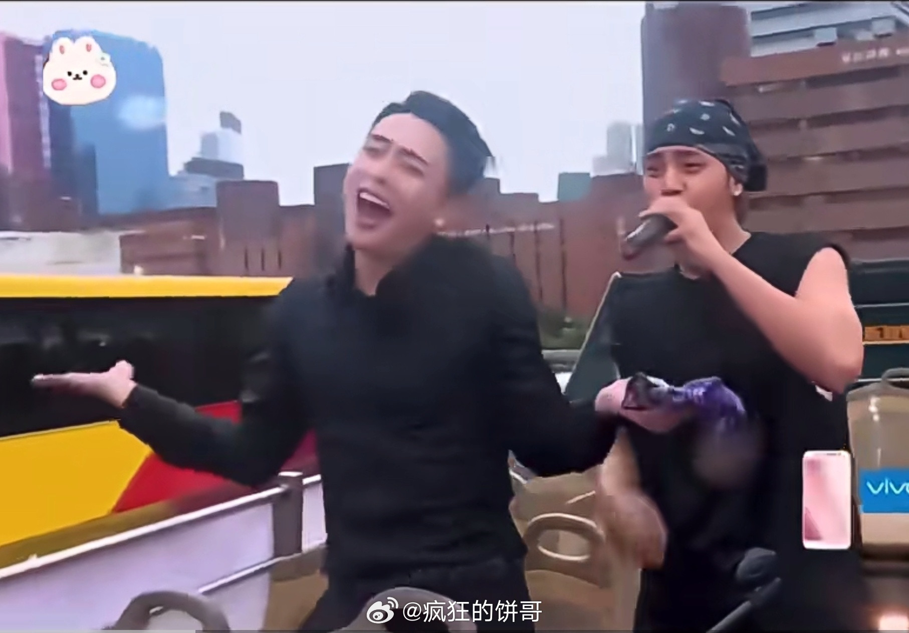 看到黄宗泽，我第一想到的是他在公交车上淋雨和罗志祥跳舞的时候，甩头那一下贼帅。吉