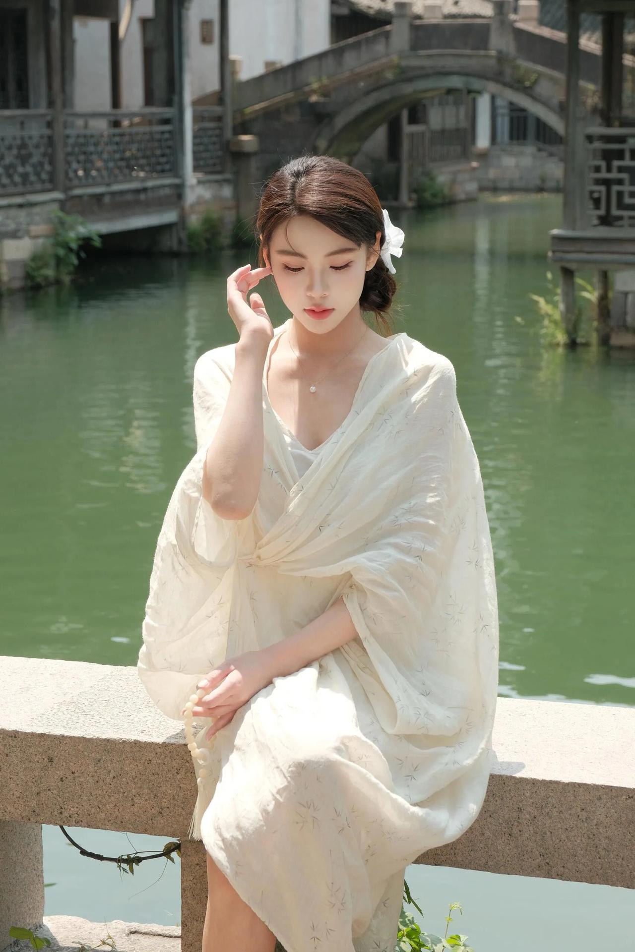 静谧水乡白衣少女倚桥畔温婉的佳人古风古韵穿搭