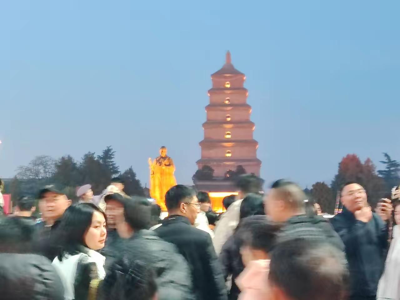 西安的城墙，城中心的钟鼓楼，南边的大唐不夜城，大唐芙蓉园，北边的大明宫，世园会遗