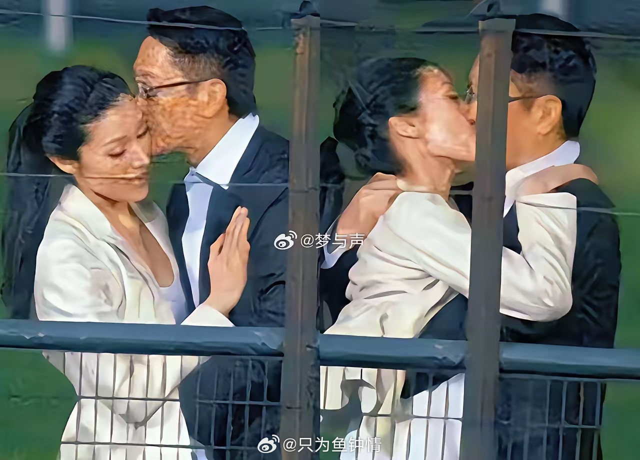 当年的李嘉欣与许晋亨在跑马场内情不自禁的深情热吻。谁也没想到，这段豪门恋情最终会