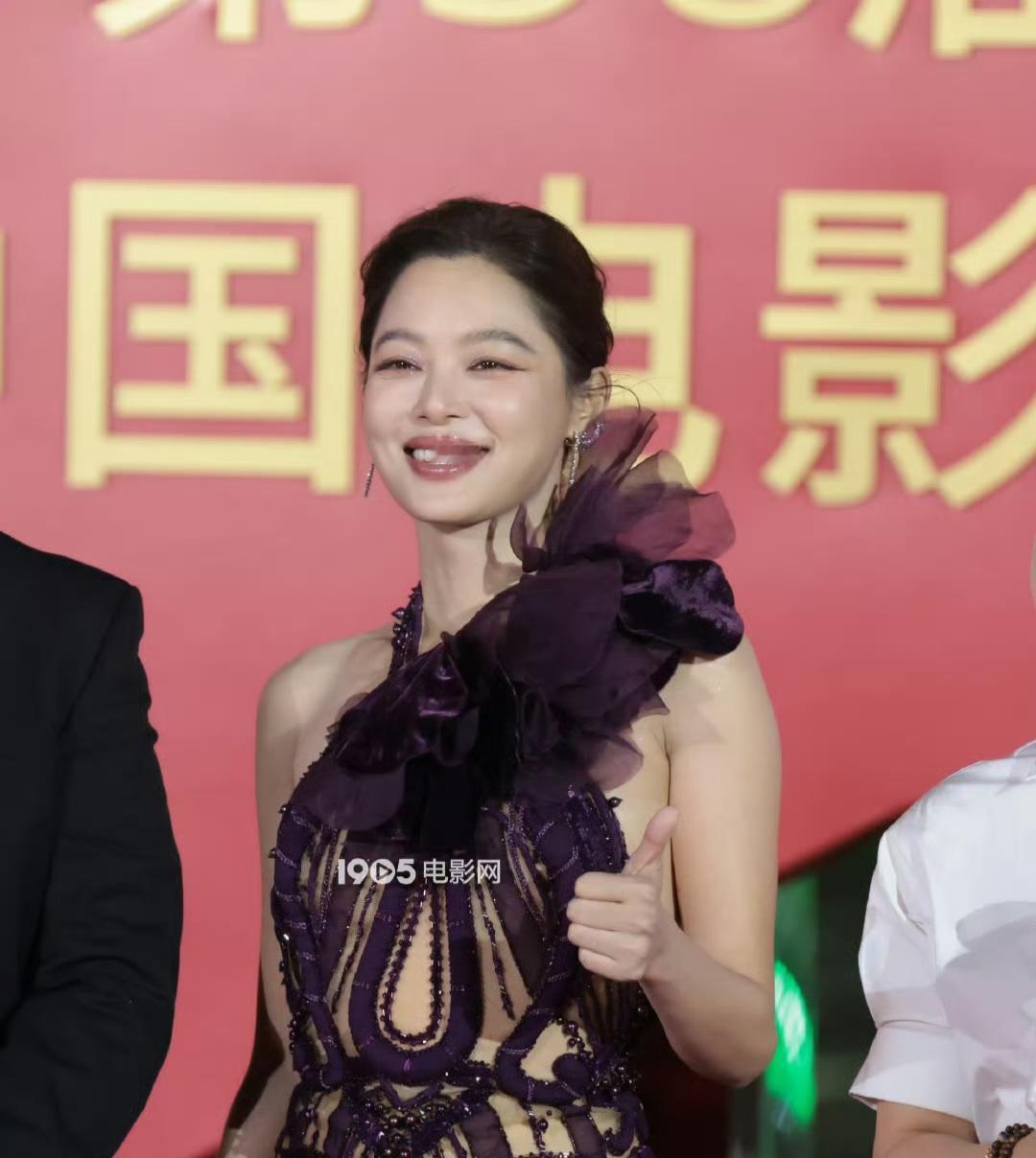 辛芷蕾这套礼服真心不好看，配不上她啊！很少看到当影后还时尚资源反而降级的情况