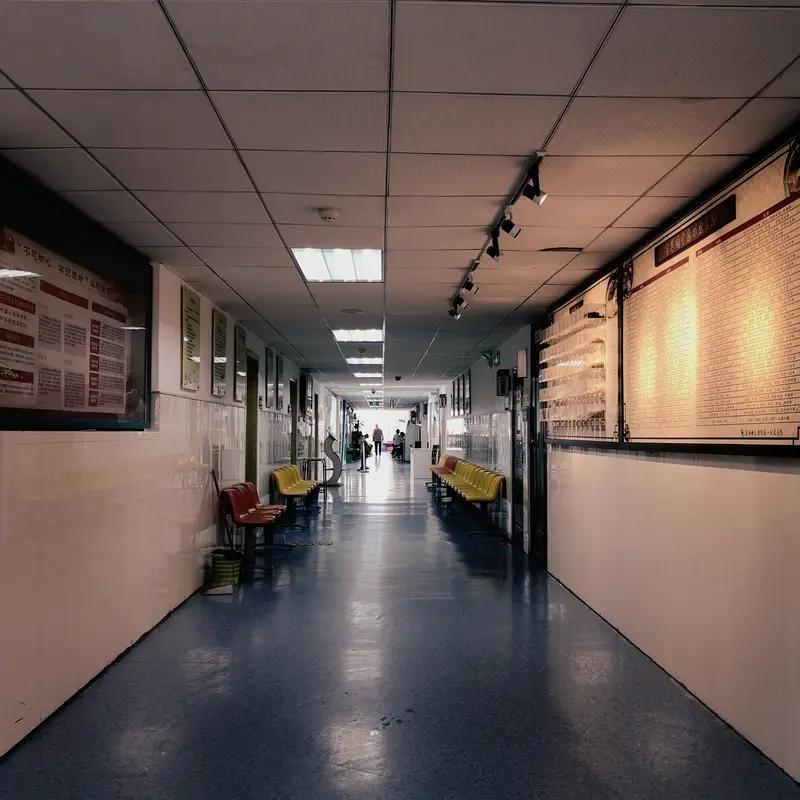 医院存不存在过度治疗这事儿还挺复杂。有些医院真会过度诊疗，就像有的民营或基层医院