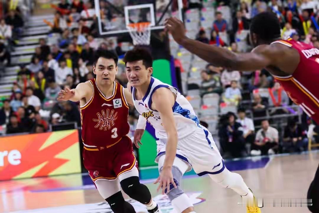 孙铭徽伤情确定，不影响季后赛！孙铭徽的伤情鉴定结果已经出来了，右距腓前韧带部分