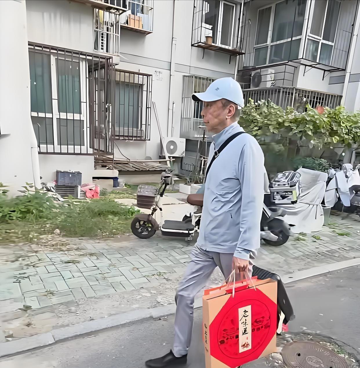 冯巩与姐姐在大哥家过中秋节，父母不在了，兄弟姐妹却感情依旧冯巩中秋回津：哥姐