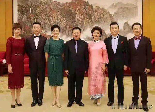 桑晨的颜值跟周涛和海霞比，她这相貌绝对算得上三个人里最出众的，这种骨相美的人，乍