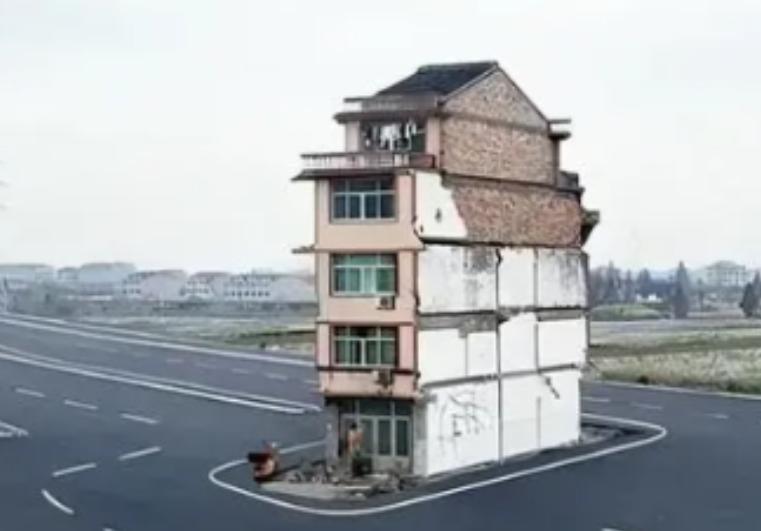 2003年，上海钉子户放话：“没有六套房加一个亿，休想让我搬走！”他坚守了14年