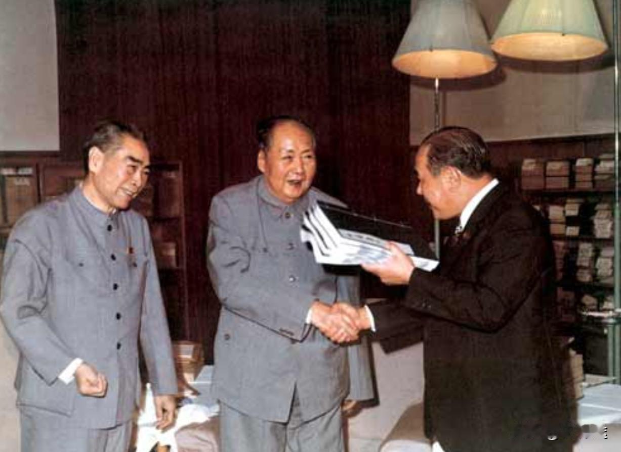 1972年9月，毛主席接见日本首相田中角荣。一见到田中角荣，毛主席便问：“你们吵