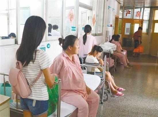 产妇二胎生下男孩, 出了产房婆婆的举动, 在场的人既意外又感动