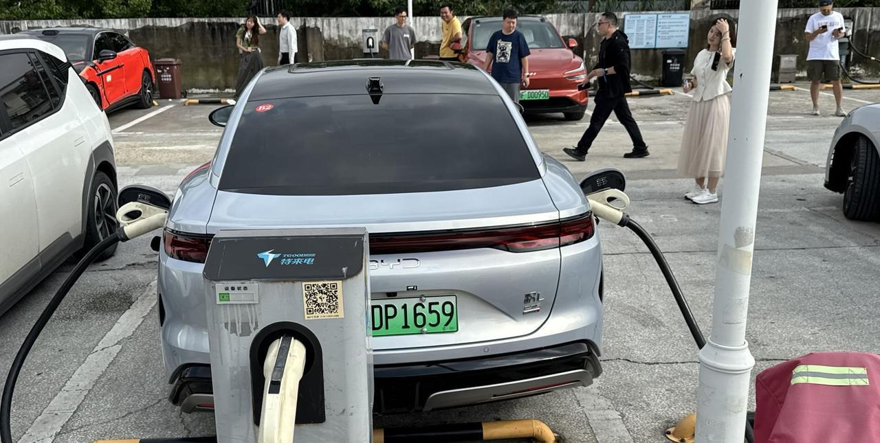 不仅是自营的兆瓦闪充桩速度够快，比亚迪汉L/唐L搭载的升压技术，对普通充电桩的充
