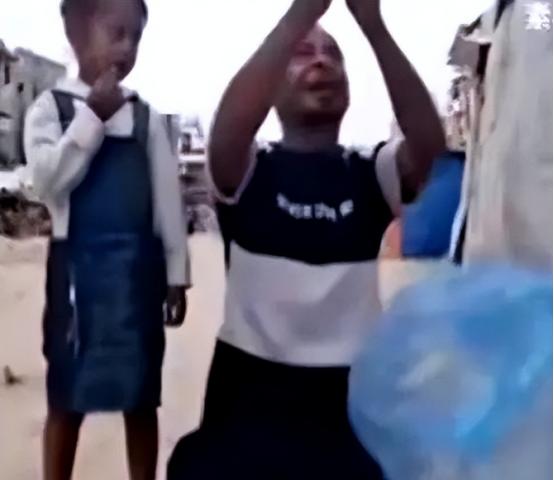 没想到宗教的影响竟然那么强大！许多中东难民，拿到中国千辛万苦送去的救援物资，第一