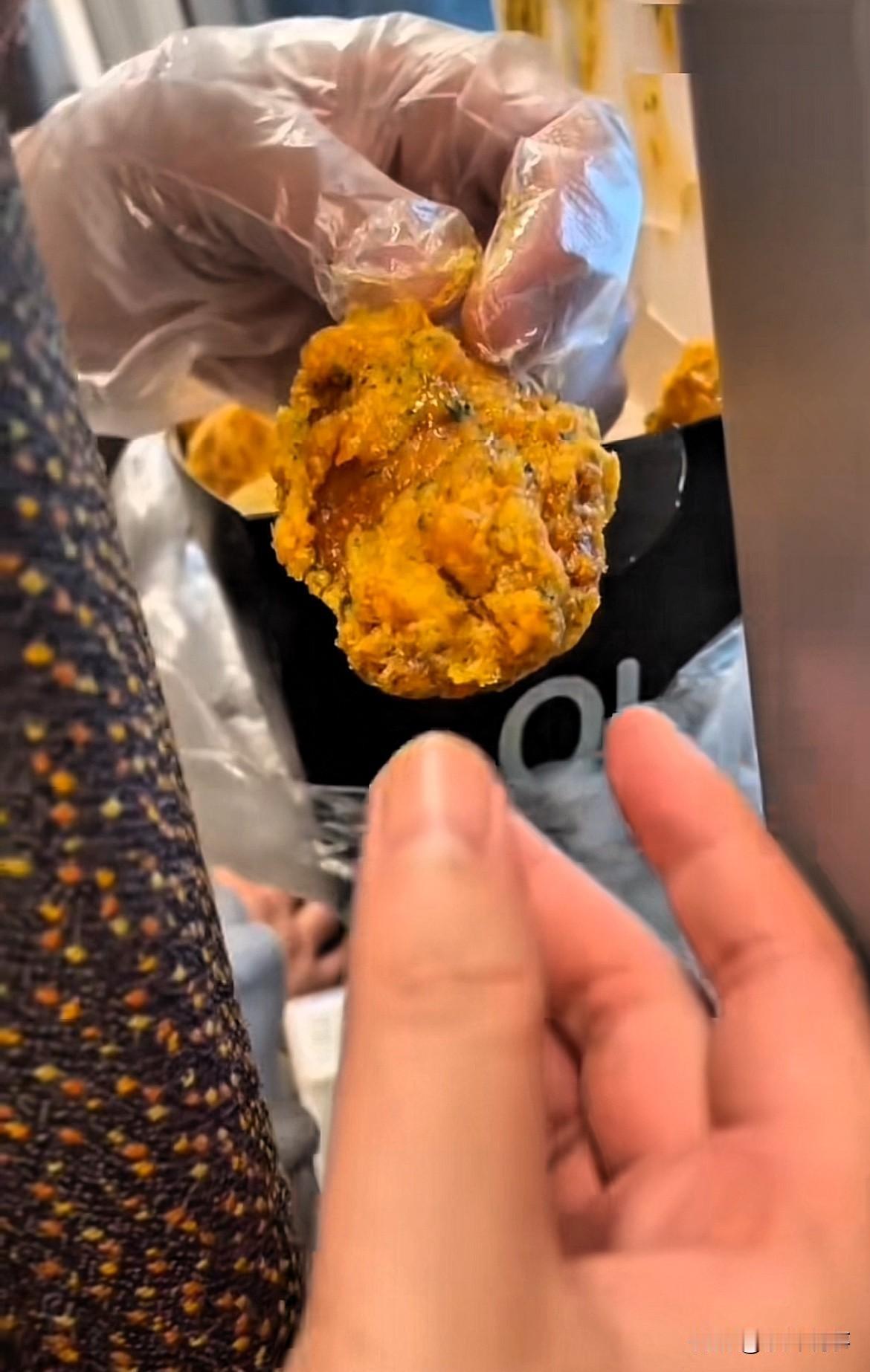 真服了这种女人！高铁上看见人家吃东西居然毫不客气的和人家要着吃女子凑