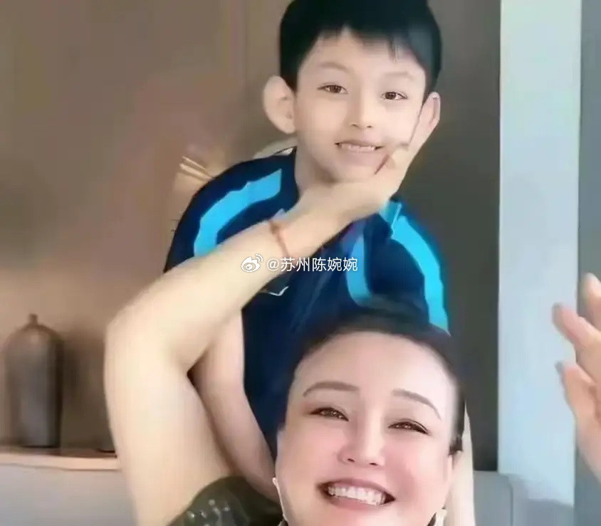 马筱梅儿子要随妈姓，张兰态度让人意外！马筱梅不仅儿子自己带，满月宴也打算在湾湾办