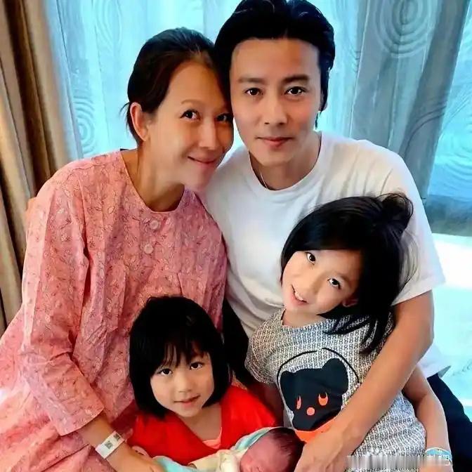 蔡少芬一家五口从上海搬回了香港，住进了一套83平米的房子里。这家人放着之前在上海月租8万8的324平