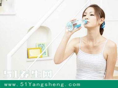 表姐因喝了一杯水, 体检却被查出癌症, 这类水要少喝了!
