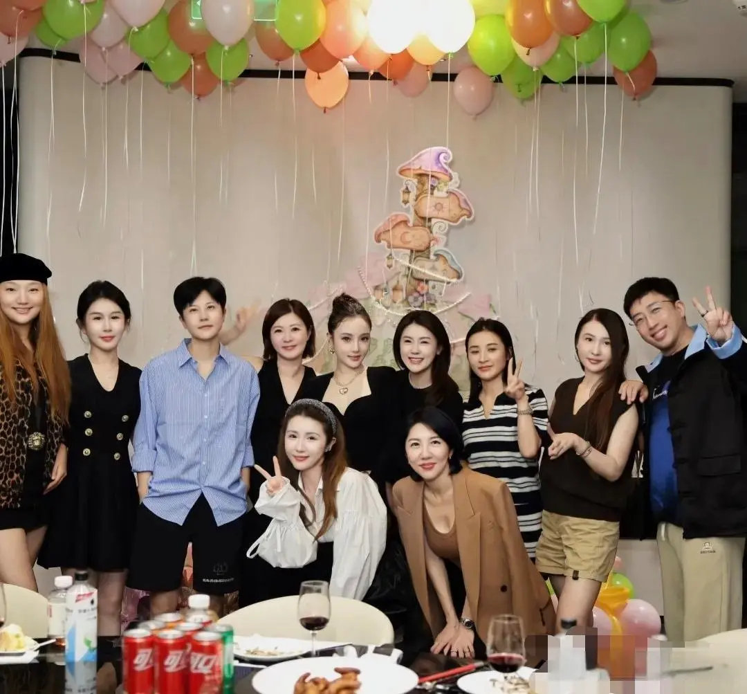 李小璐45岁生日宴太热闹！于正杜华齐聚，状态逆生长超惊艳​
