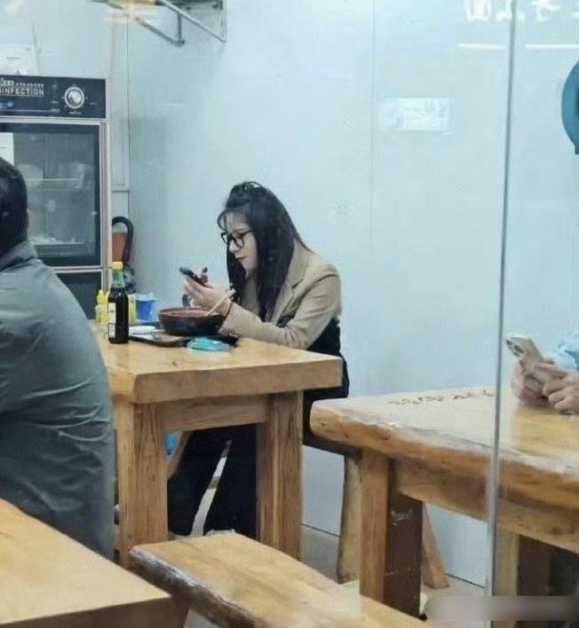 我要是这么放筷子，我妈能教育我三天三夜！昨天在小餐馆看到个姑娘，筷子直接插在米