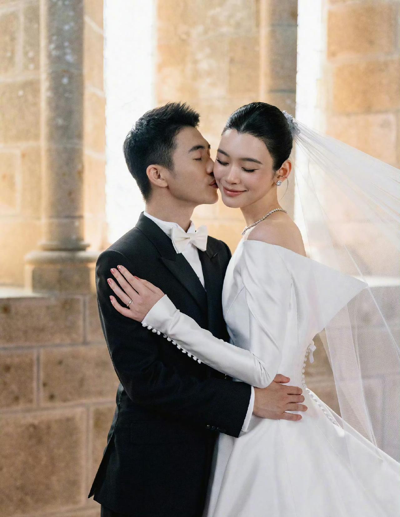 何猷君婚礼誓词里少了“贫穷”二字，像一面棱镜，折射出不同生活轨迹里的认知差异。