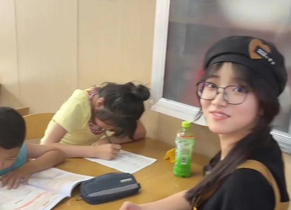 河北，女大学生去餐馆打暑假工，干了1天，老板却发现，女生竟然在空闲时间，主动辅导