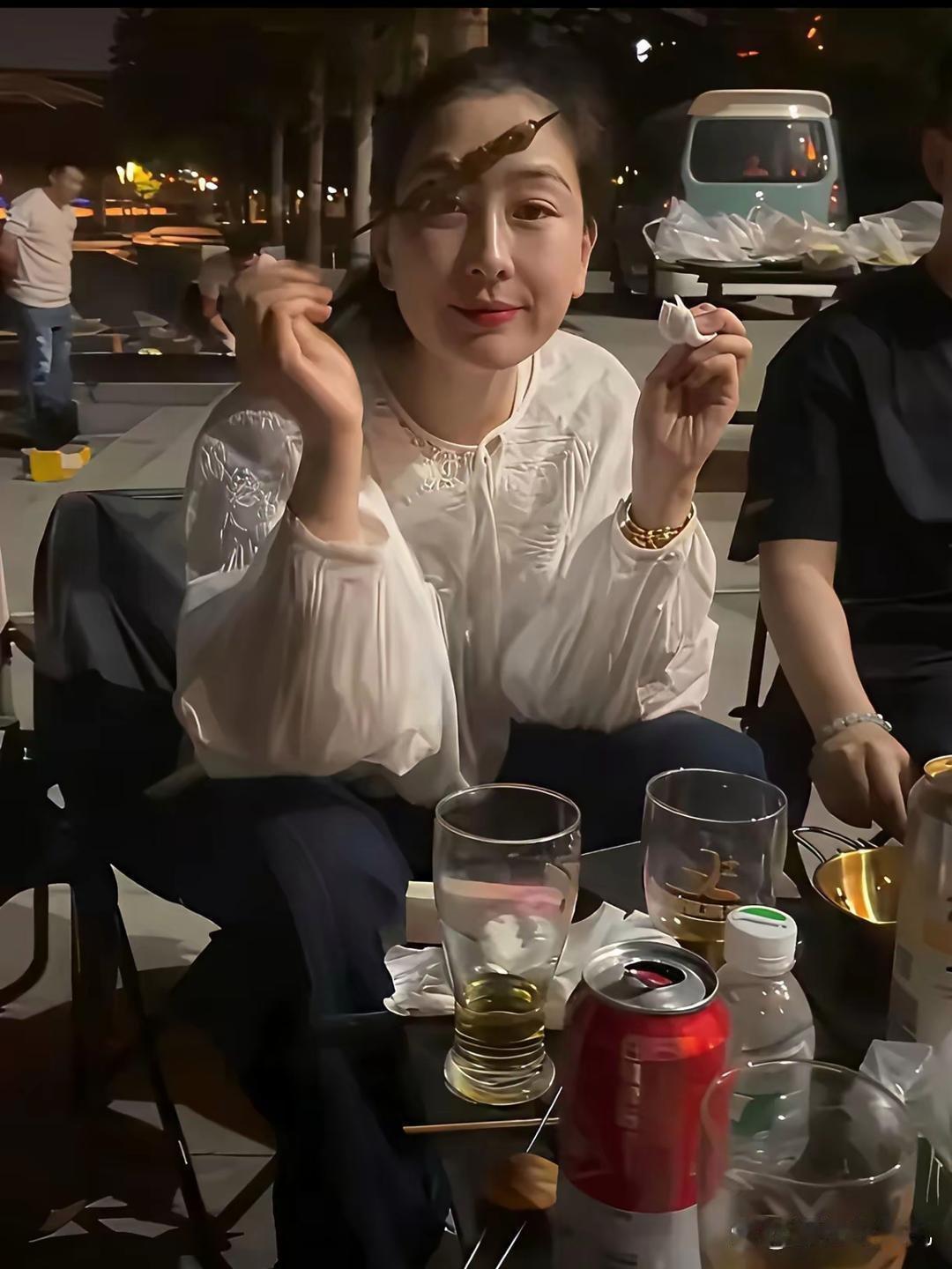 马苏皮肤好好，她人中长得真是俏皮。吃点烧烤，喝点啤酒，生活多美好。