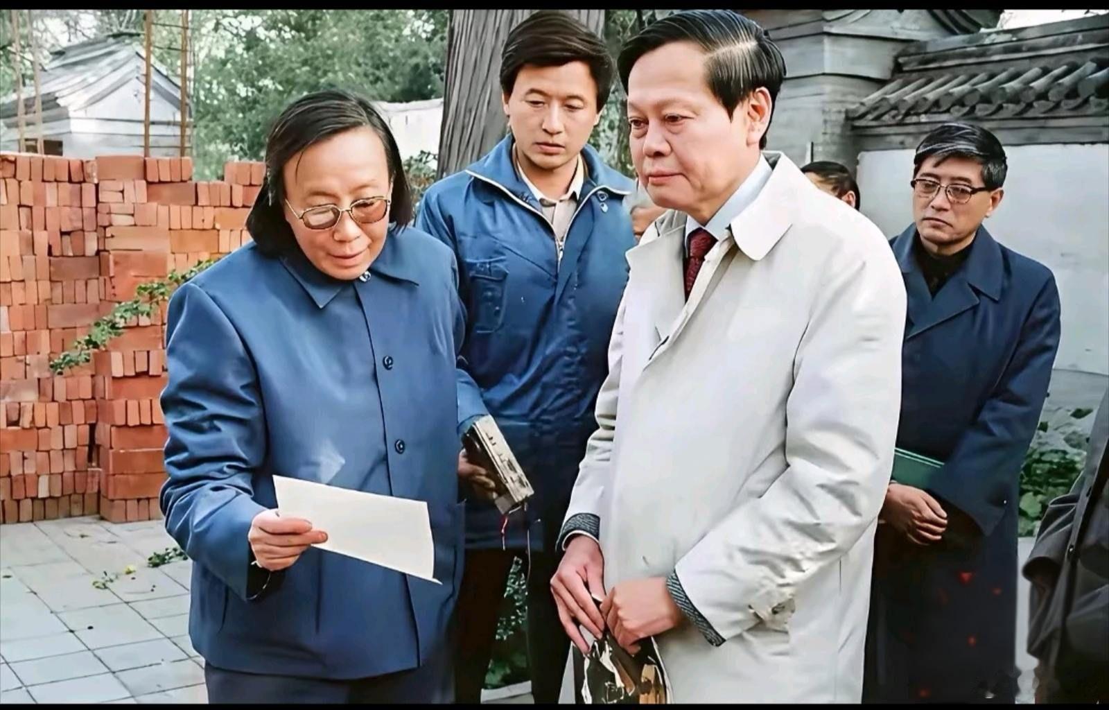 1987年，杨振宁回到北京，专程到八宝山祭拜挚友邓稼先，在墓前凭吊，面容沉重，二