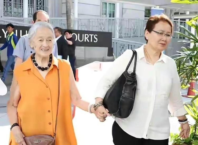 2009年，小伙为“照顾”80岁亿万富婆远赴新加坡，每天为老人端茶倒水，洗脚剪指