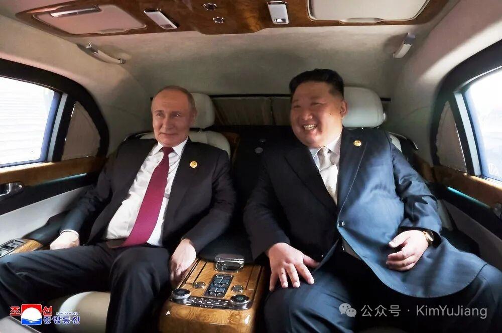 神秘的内景曝光：两位大佬同乘一辆防弹轿车。9月3日，普京与金正恩举行