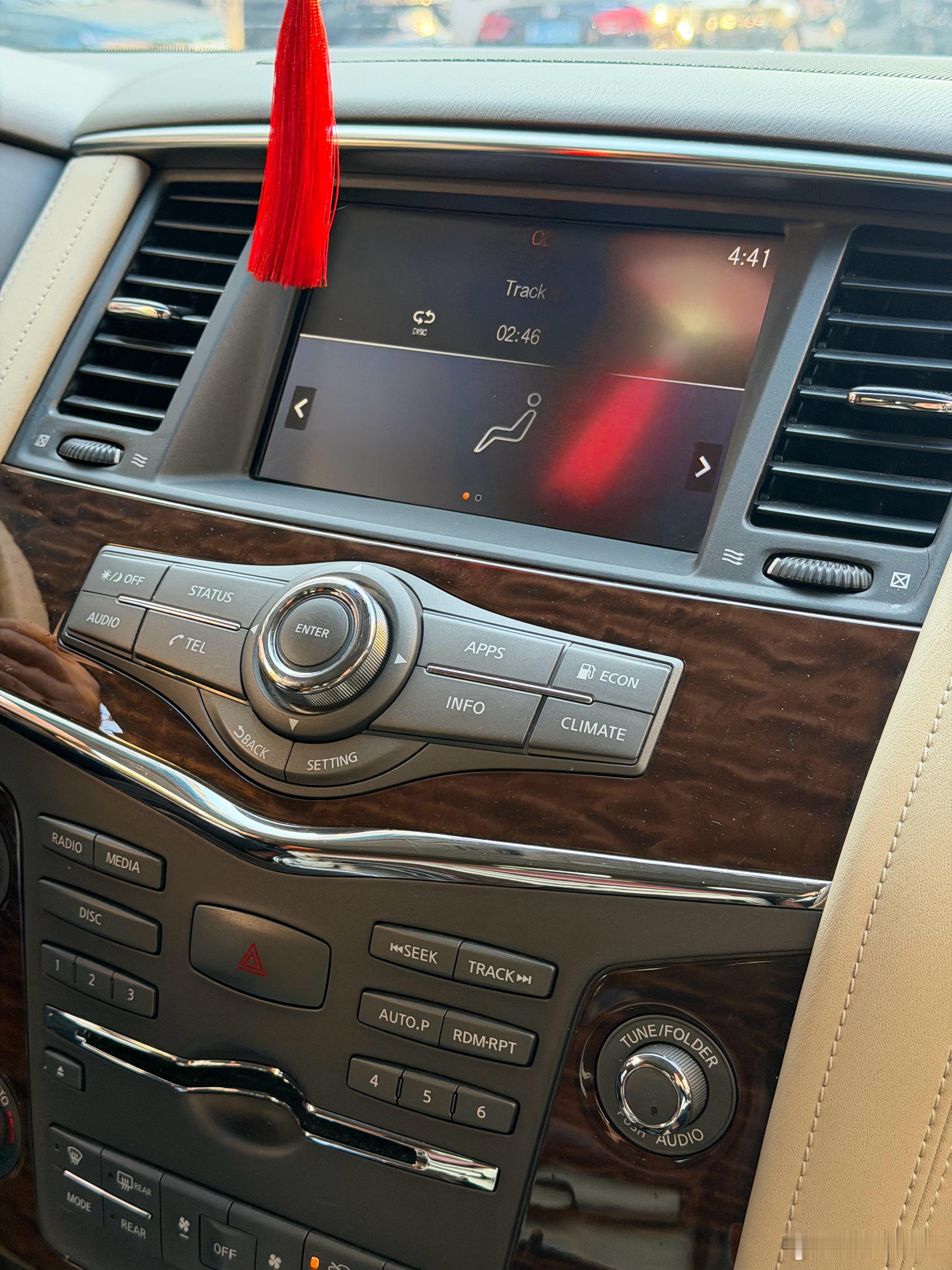 我爹这大途乐内饰满满的登味听歌还是CD，连蓝牙都不用但是别说内饰的物理按键看着真