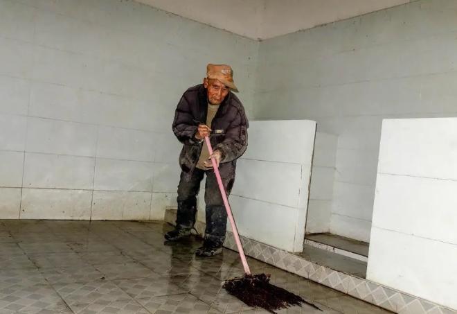 离谱！5月20日红星新闻报道，福建漳州，71岁的大爷，一心想多攒点积蓄留给子女，